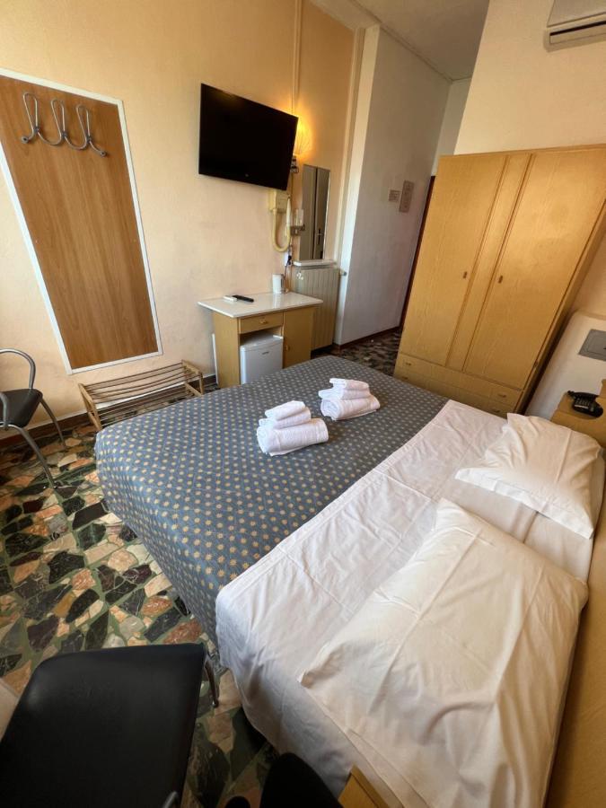 Hotel Aurora Marina di Cecina Buitenkant foto