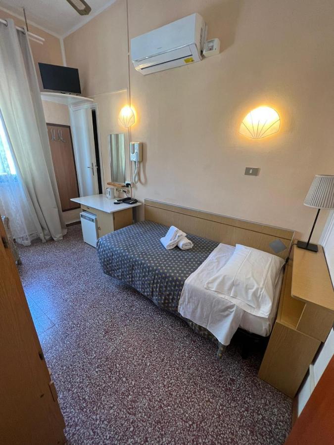 Hotel Aurora Marina di Cecina Buitenkant foto