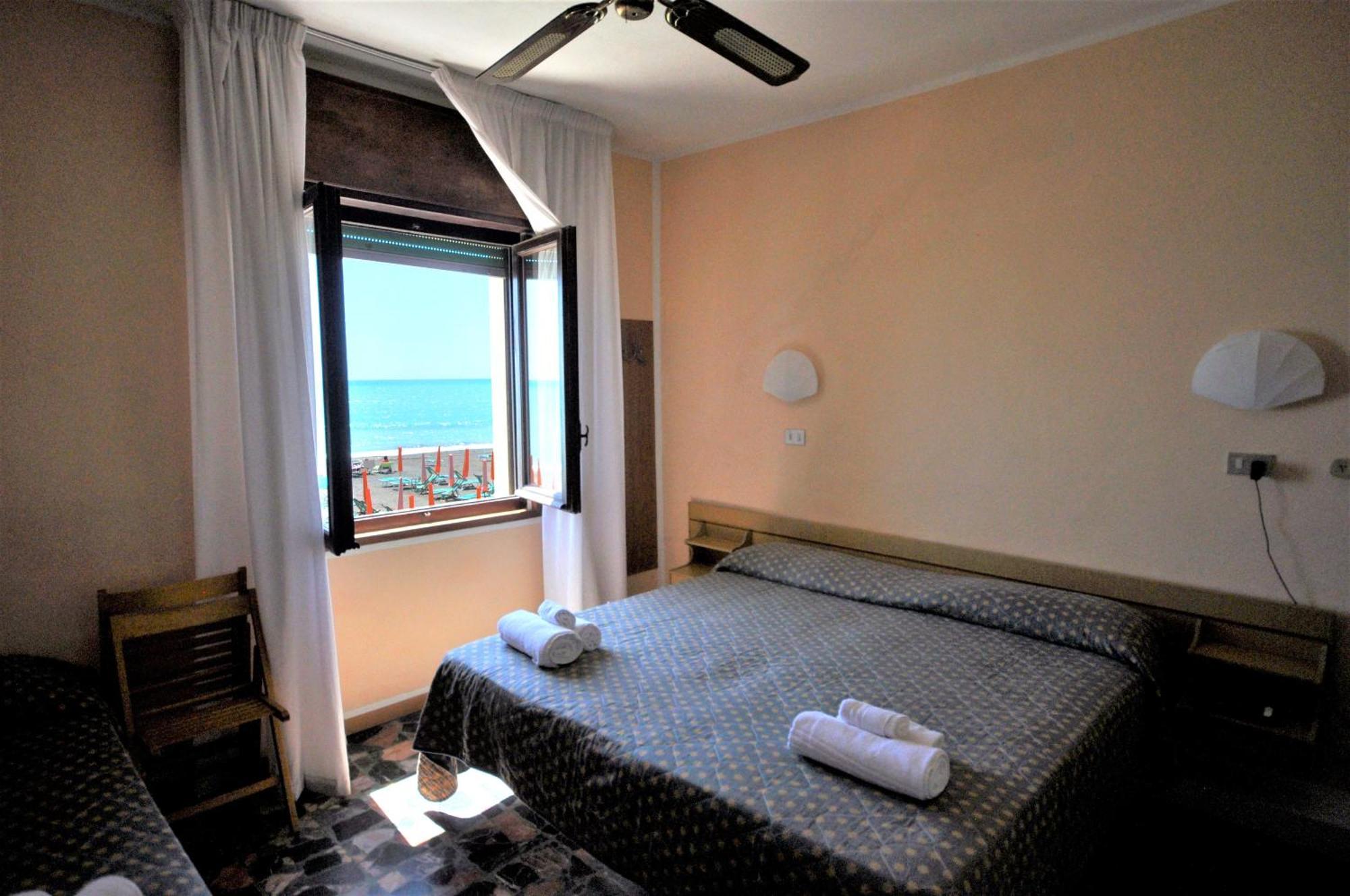 Hotel Aurora Marina di Cecina Buitenkant foto