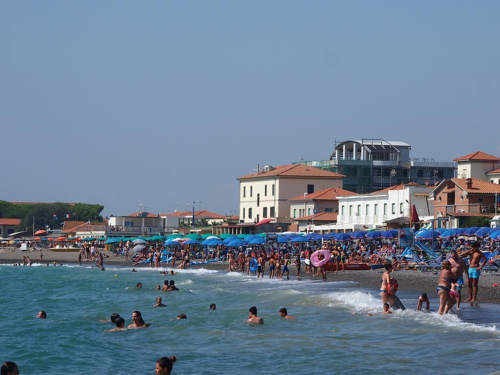 Hotel Aurora Marina di Cecina Buitenkant foto