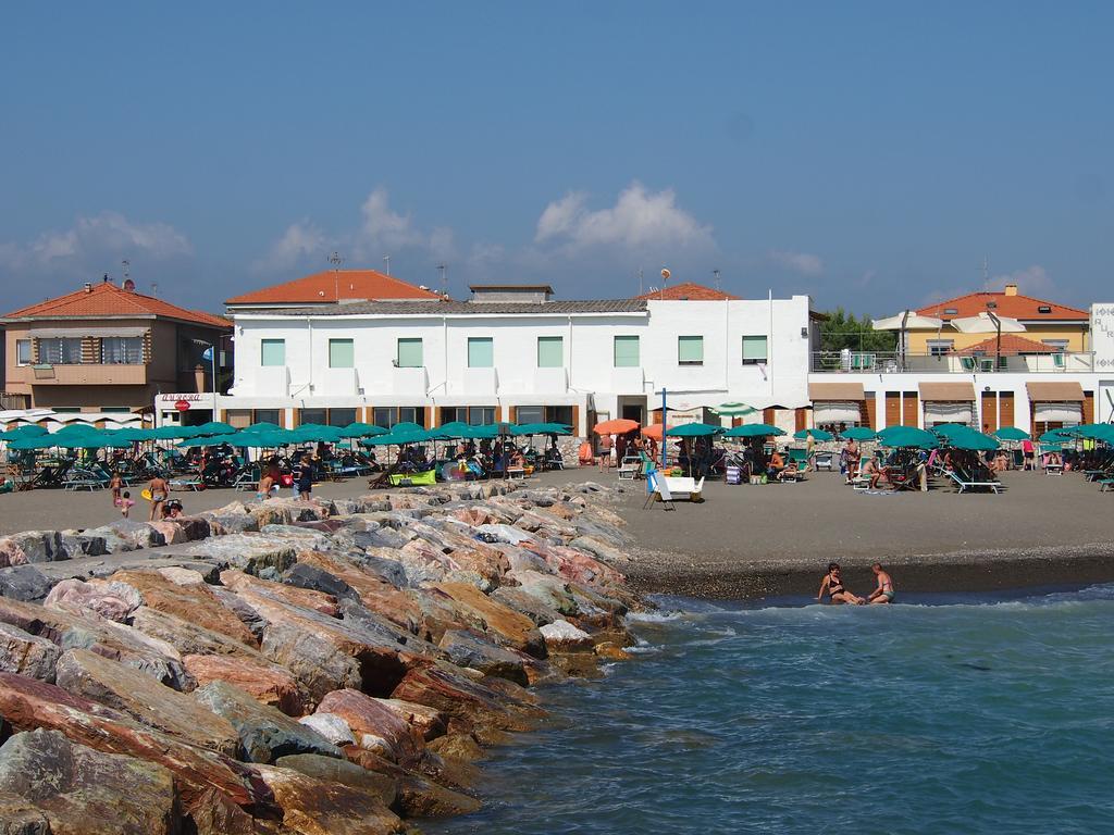 Hotel Aurora Marina di Cecina Buitenkant foto
