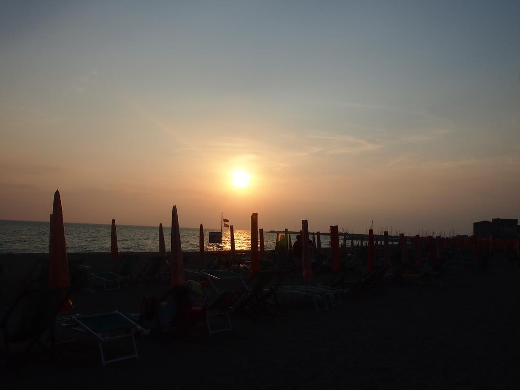 Hotel Aurora Marina di Cecina Buitenkant foto